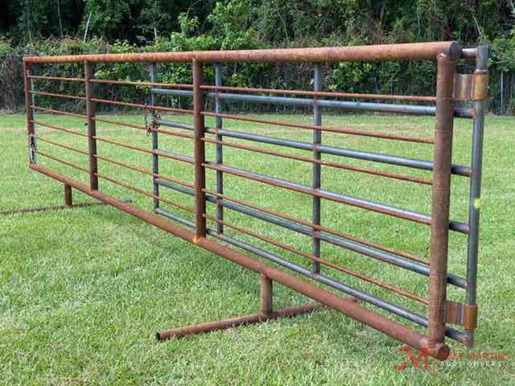 (1)-new-24'-free-standing-8-bar-panel-with-gate-image-1