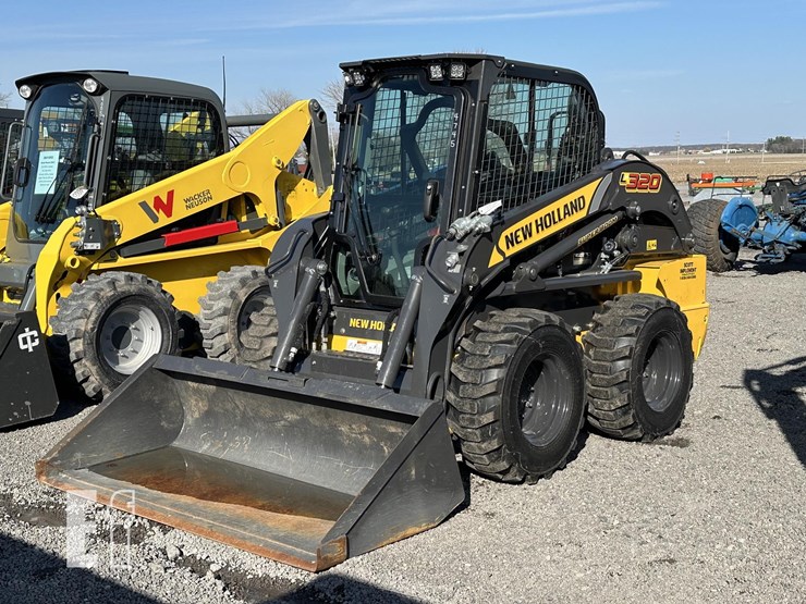 new-holland-l320-image-1