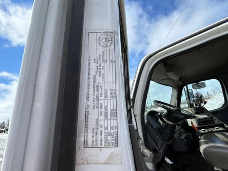 2013-freightliner-108sd-image-15