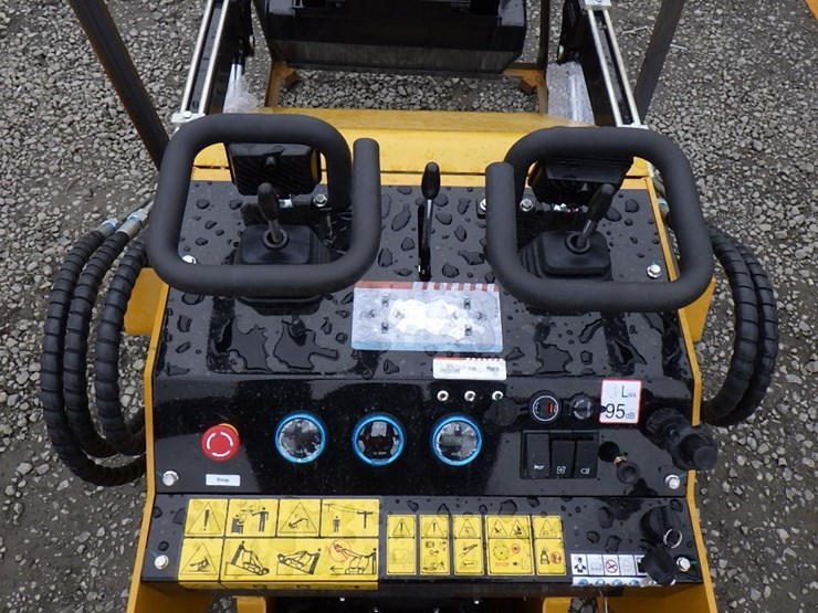 2025-agt-mx-crt23-skid-steer-tracked-loader-image-13