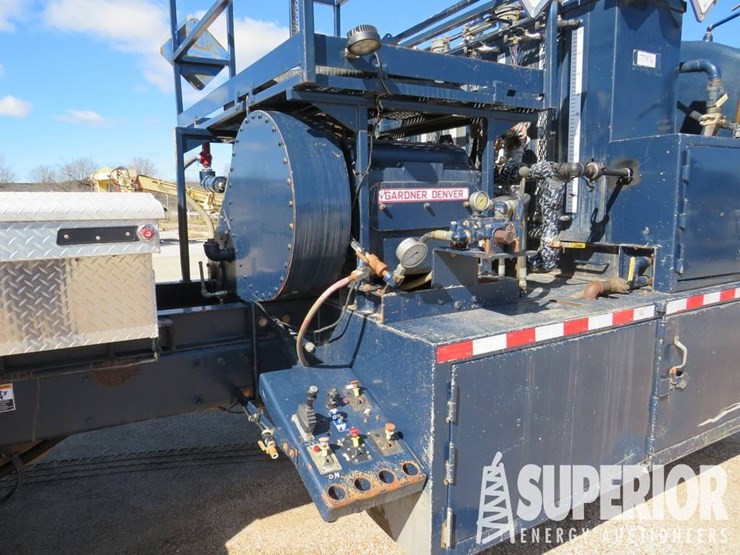 2010-peterbilt-365-image-7