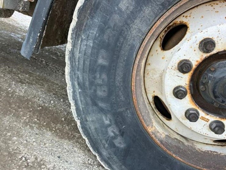 2013-freightliner-108sd-image-72