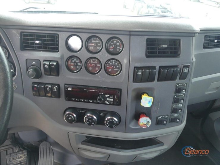 2017-peterbilt-567-image-17