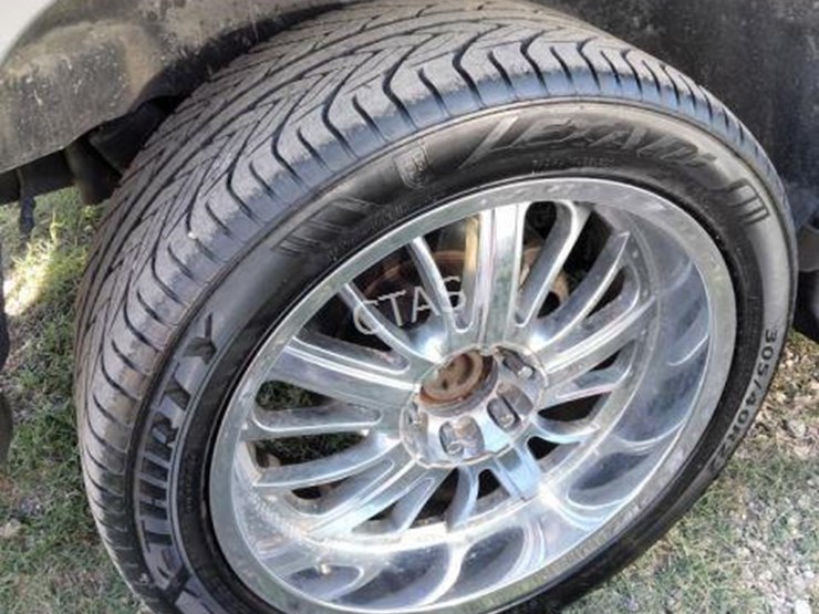 2003-chevrolet-suburban-image-8