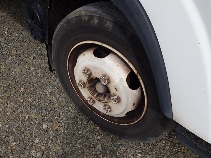 2010-isuzu-npr-image-15