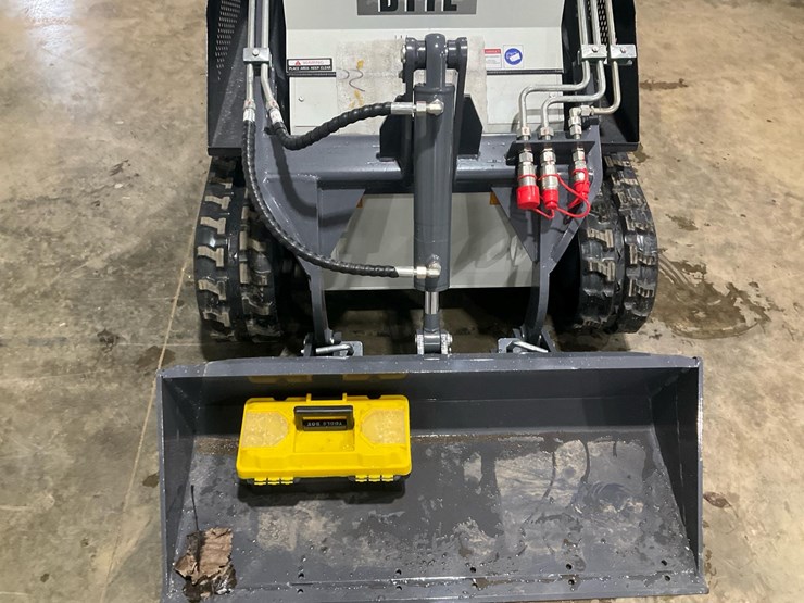 #1002-•-unused-2025-bttl-st25m-6-mini-skid-loader-image-5