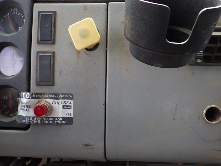 1996-freightliner-fl70-image-39