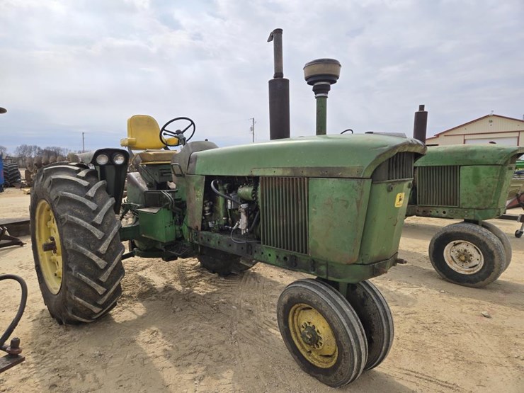 john-deere-4010-image-2