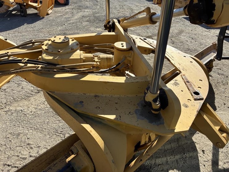 2003-caterpillar-143h-image-9