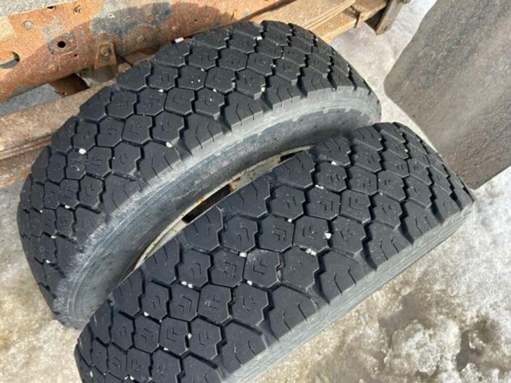 2015-isuzu-nrr-image-46