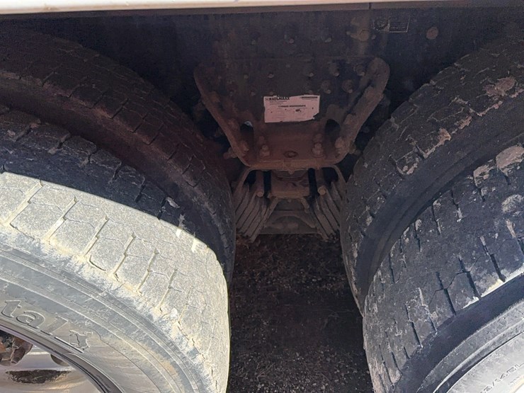 2015-peterbilt-567-image-8