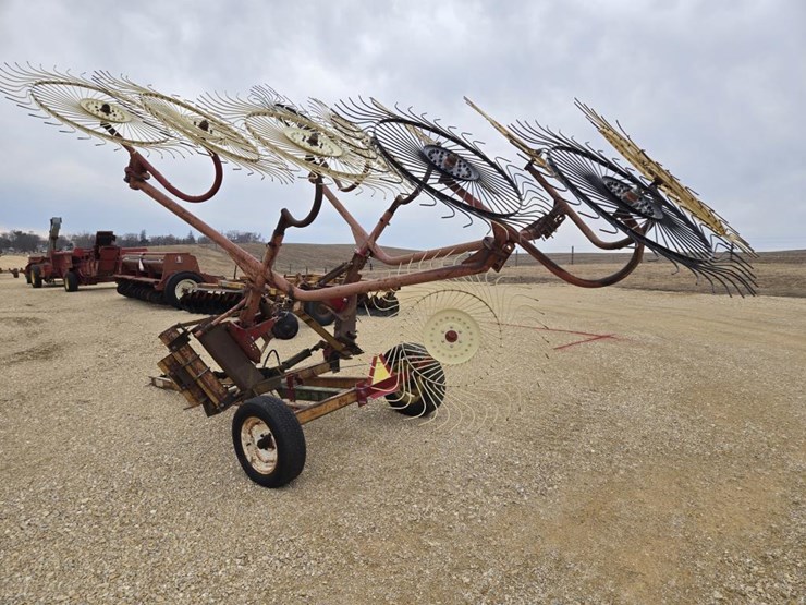 #7957-•-pull-type-10-wheel-v-rake-image-5