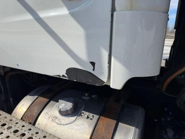 2013-freightliner-108sd-image-68