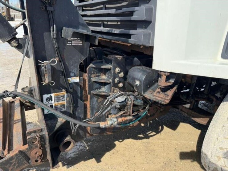 2013-freightliner-108sd-image-48