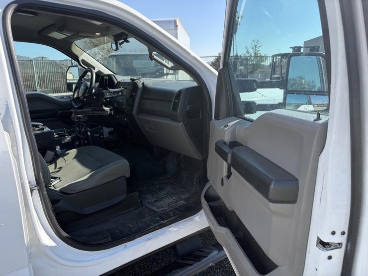 2017-ford-f550-image-10