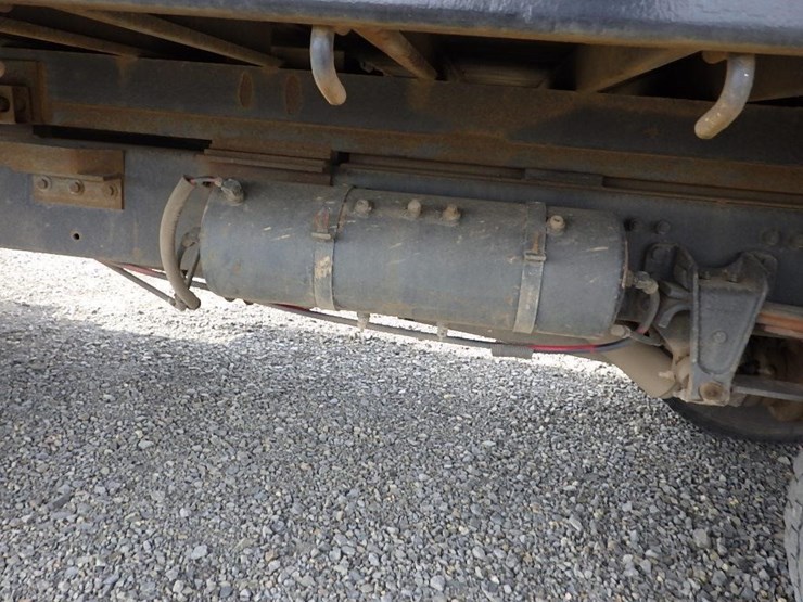 1996-freightliner-fl70-image-30