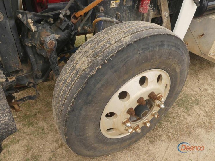 2009-peterbilt-388-image-14