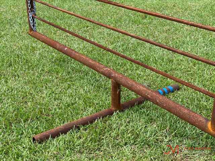 (1)-new-24'-free-standing-8-bar-panel-with-gate-image-7