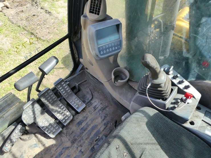 2012-deere-120d-image-11