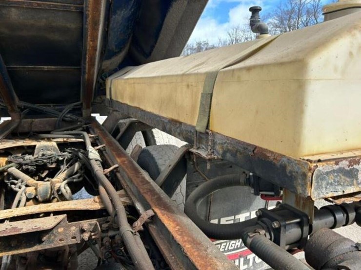 2013-freightliner-108sd-image-45