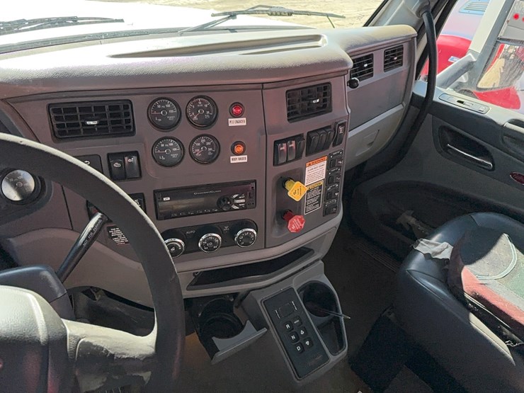 2015-peterbilt-567-image-18