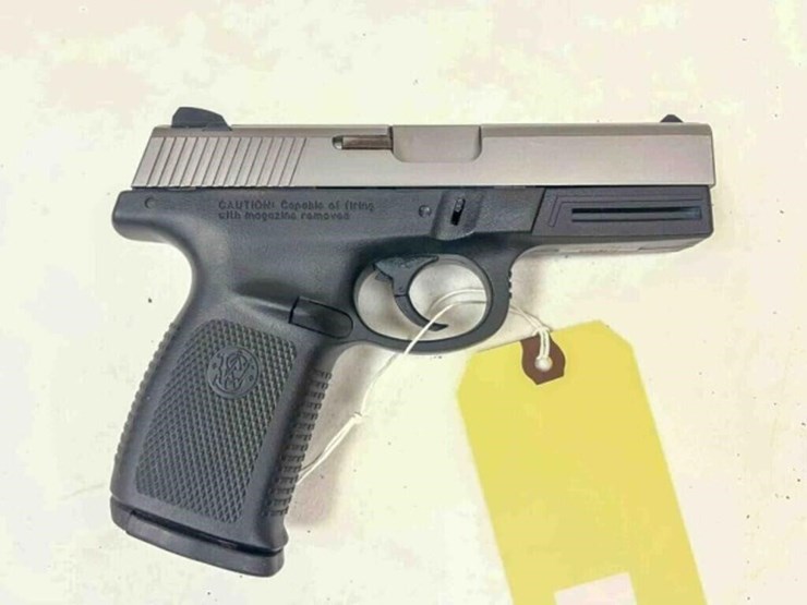 smith&-wesson-pistol-image-1
