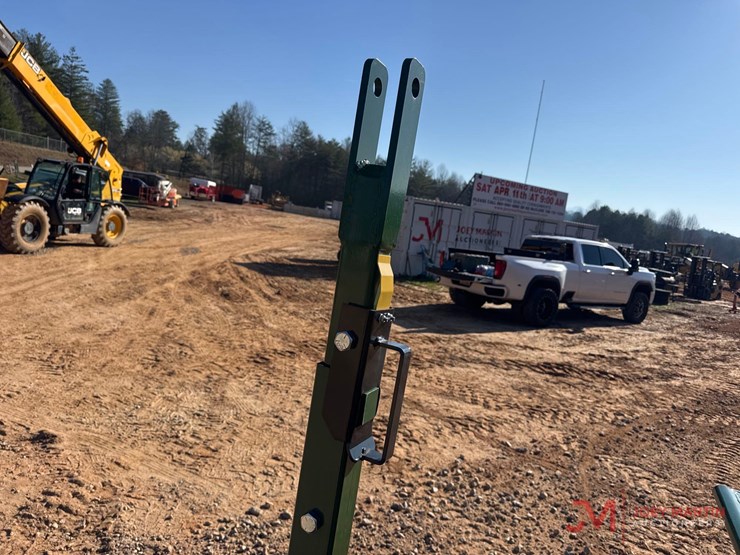 new-stoltzfus-20'-slant-bar-feed-wagon-image-6