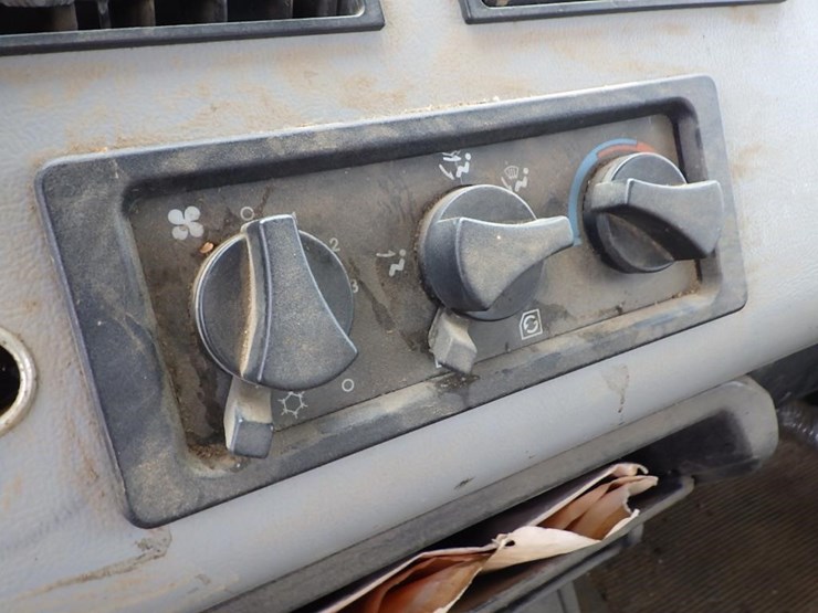 1996-freightliner-fl70-image-40