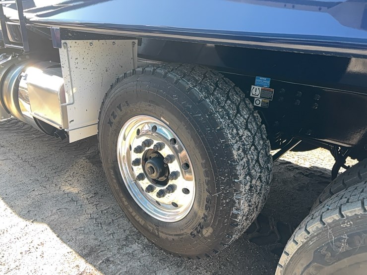 2026-peterbilt-567-image-10