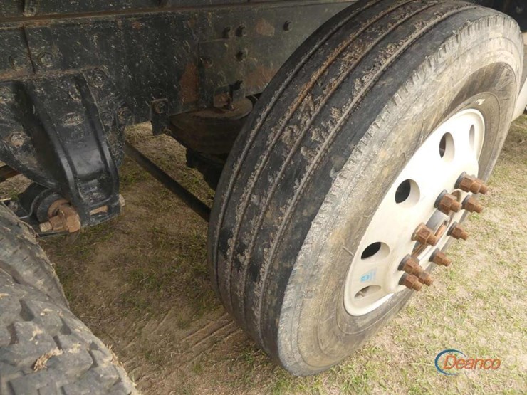 2009-peterbilt-388-image-9