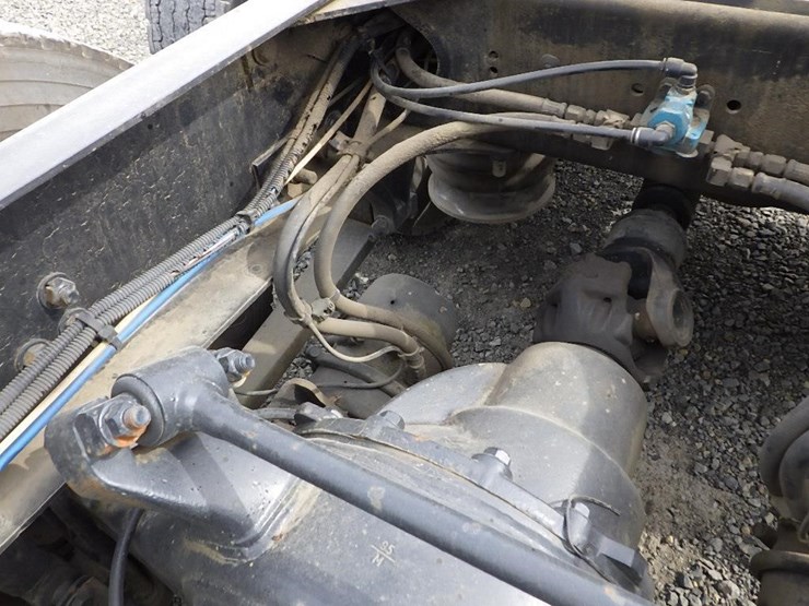 2013-freightliner-cascadia-113-image-12