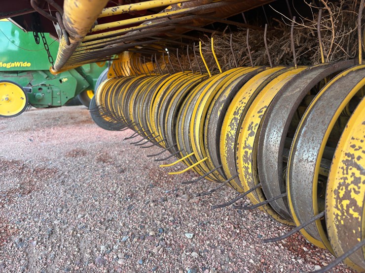 2005-new-holland-br780-image-5