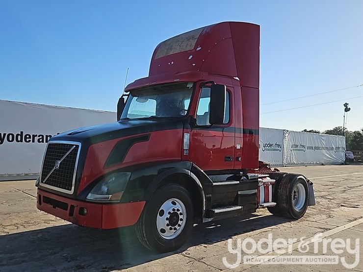 2015-volvo-vnl42t300-image-1