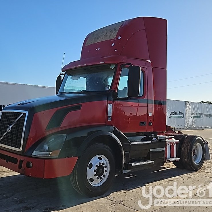 2015 VOLVO VNL42T300