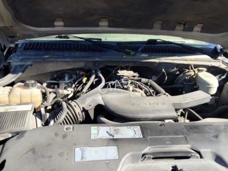 2003-chevrolet-suburban-image-16