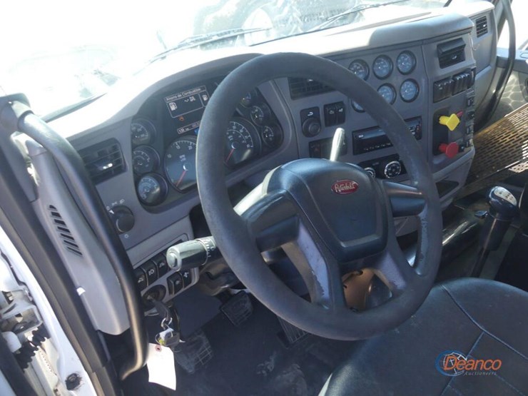 2017-peterbilt-567-image-15