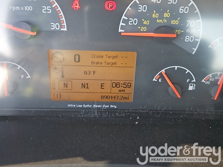 2015-volvo-vnl42t300-image-43