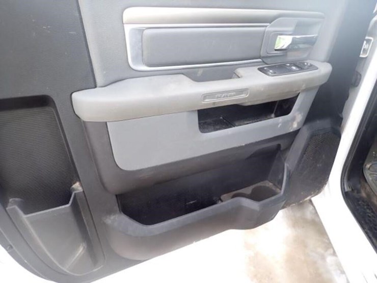 2015-dodge-1500-image-28