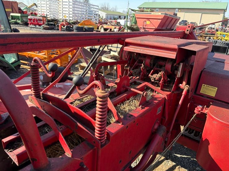 new-holland-310-image-6