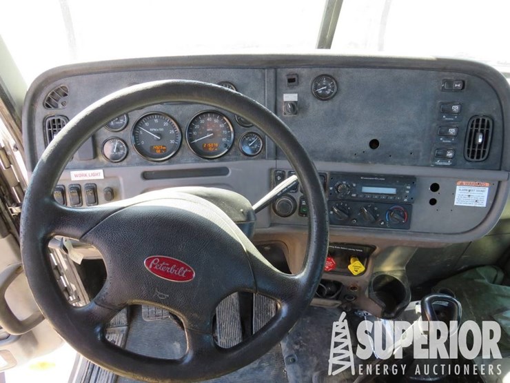 2010-peterbilt-365-image-19