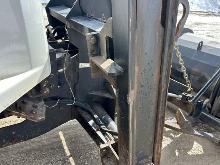 2013-freightliner-108sd-image-75