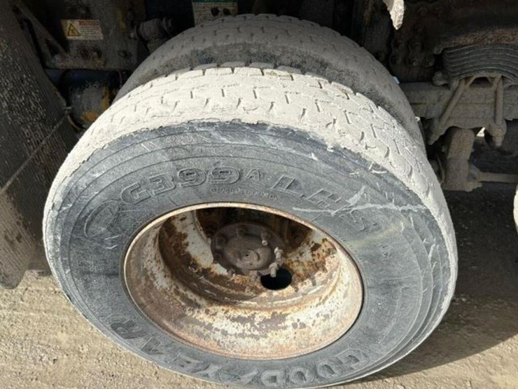 2013-freightliner-108sd-image-64