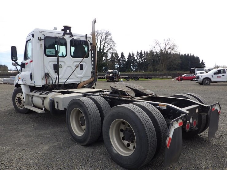 2013-freightliner-cascadia-113-image-7