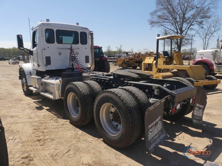 2017-peterbilt-567-image-3