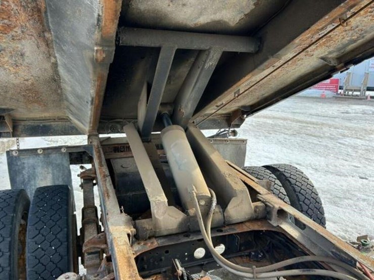 2015-isuzu-nrr-image-37