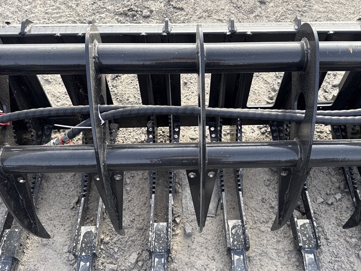 #2089-•-unused-giyi-clg72-72"-skid-steer-curved-log-grabber-inv#-42039-image-9