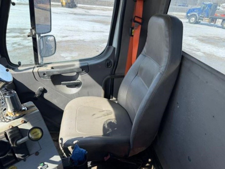 2013-freightliner-108sd-image-22