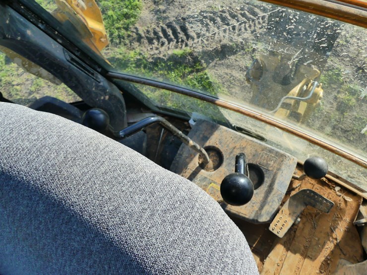 2016-deere-310l-image-17