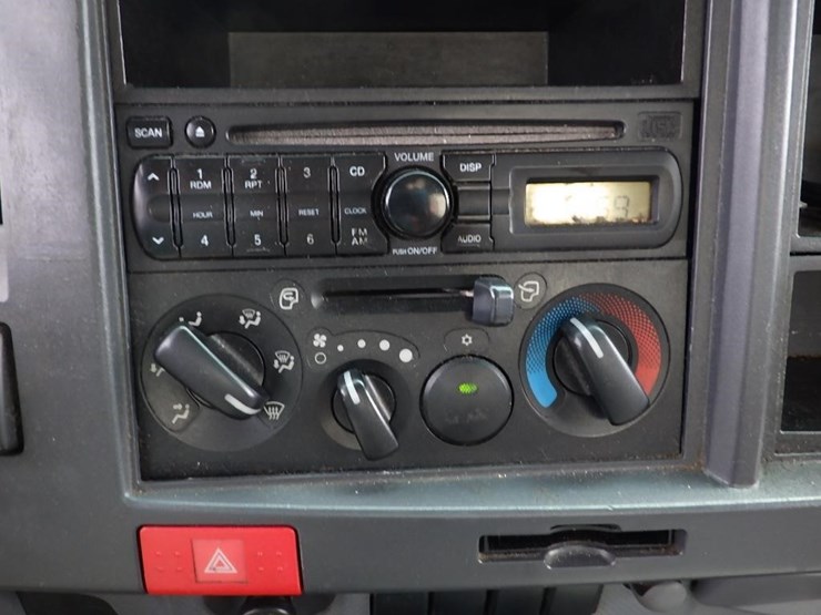 2010-isuzu-npr-image-27