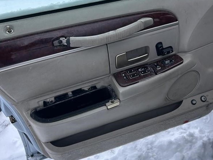 2005-lincoln-towncar-image-15